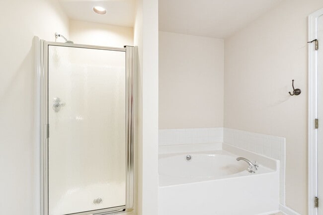 Building Photo - Lovely 2-Bedroom Move-In Ready Townhome in...