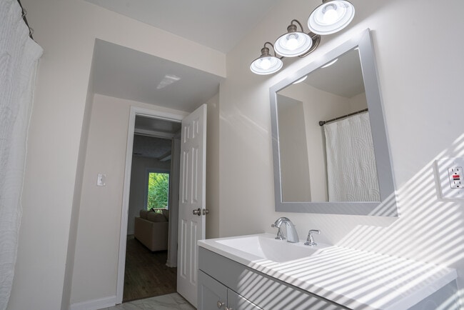Building Photo - 411 Bromwell Dr