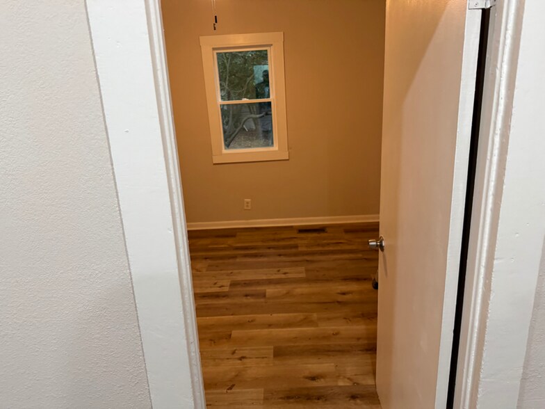 Building Photo - 1315 E Anderson St