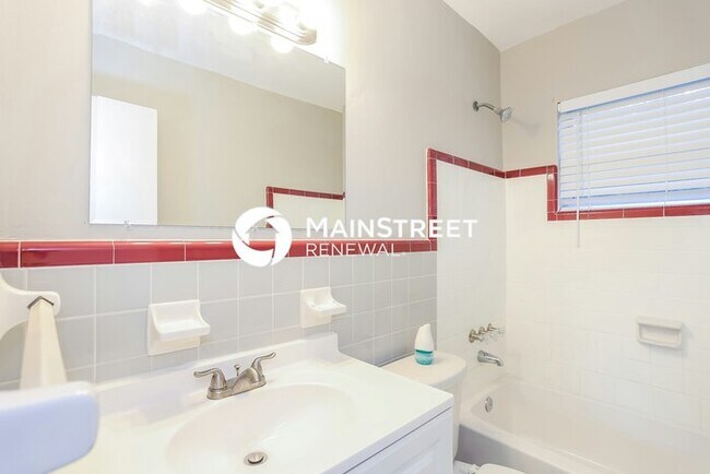 Building Photo - 3 Bedroom Pet-Friendly Home in St Petersburg, FL with Main Street Renewal