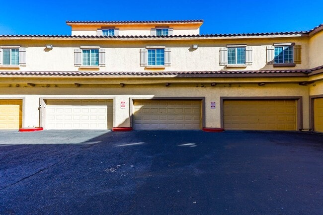 Building Photo - 4 Bed and 4 Bath Townhome In Gated North Las Vegas Community