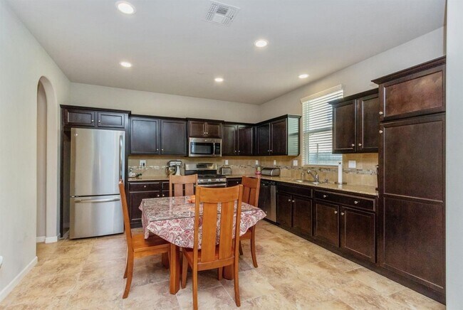 Building Photo - Beautiful Newer 3 Bedroom Patio Home in Desirable Loma Vista Community!