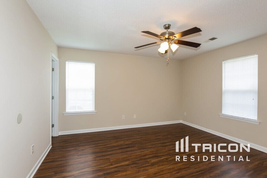 Building Photo - 744 N Shadowbrook Dr