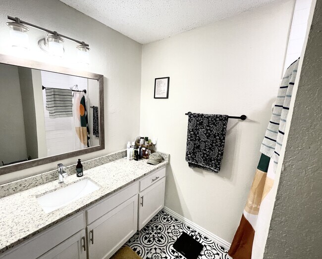 Building Photo - 22733 Creekwood Dr