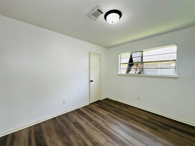 Building Photo - 1011 Mccall Ave