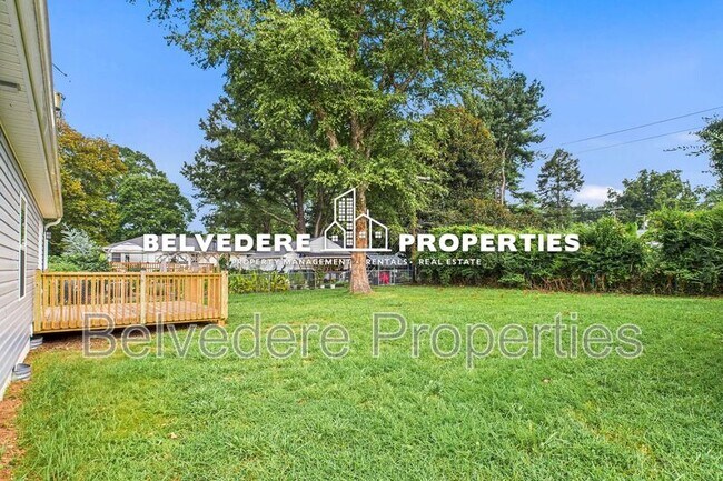 Building Photo - 2322 Fernwood Dr