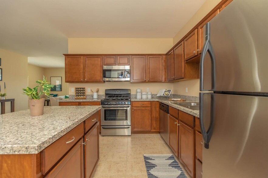 Primary Photo - Vineyards at Palm Desert Apartment Homes