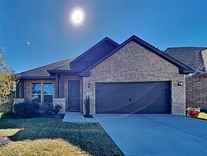 Building Photo - 545 Hazeltine Rd