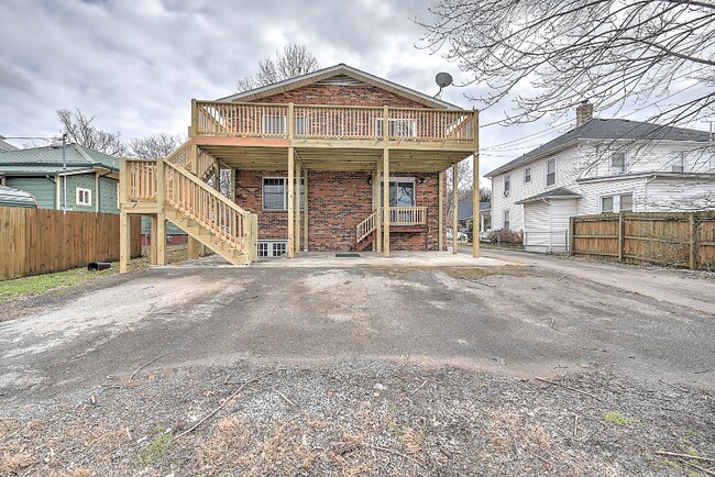 Building Photo - 424 W Maple St