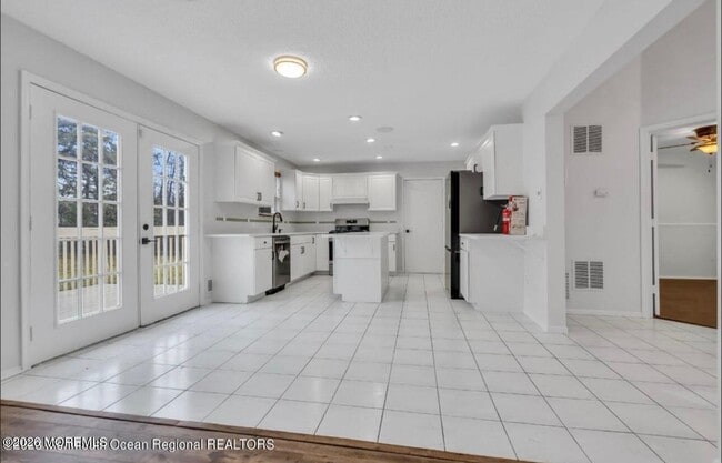 Building Photo - 5 Laketree Ct