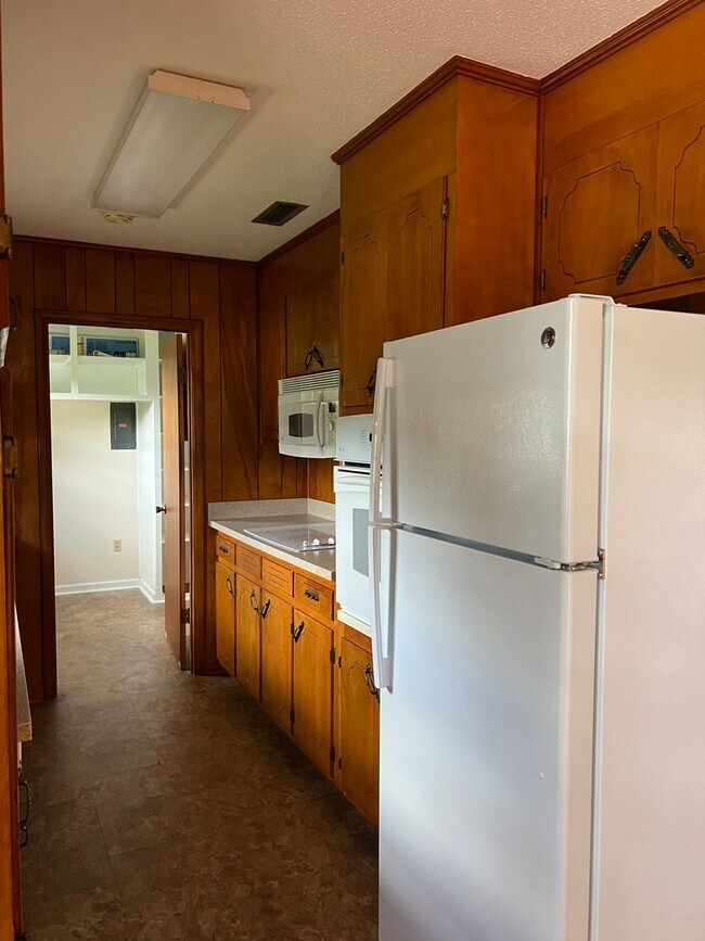 Building Photo - 102 Victoria Dr