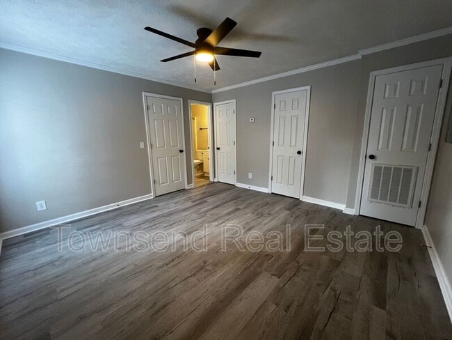 Building Photo - 5850 Century Oaks Dr