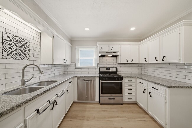 Building Photo - 417 13th Ave N