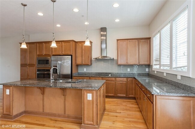 Building Photo - 335 Osona Ln