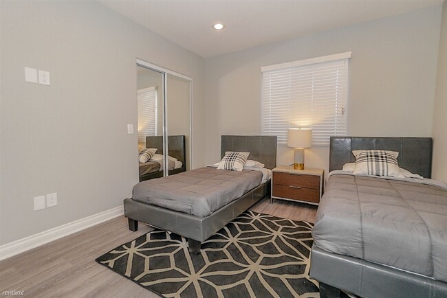 Building Photo - 4 br, 4 bath Duplex - 4508 Esmeralda Stree...