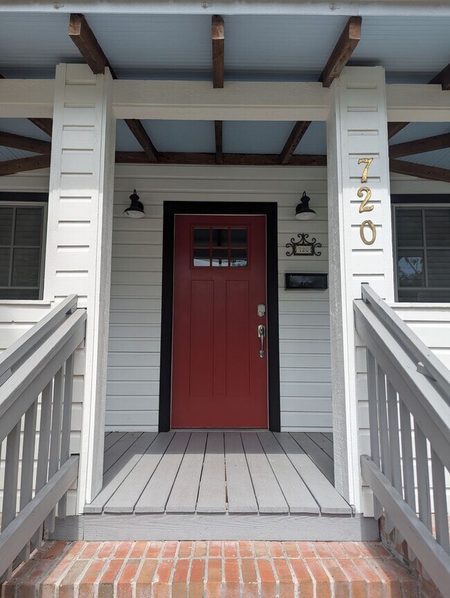 Building Photo - Stunning Fully Renovated 3-Bedroom, 2-Bathroom Cottage-Style Home