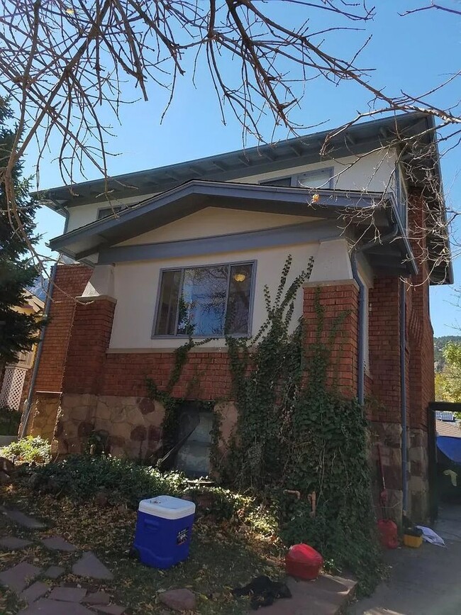 Building Photo - 3 Bedroom Home on the Hill - AVAILABLE NOW!