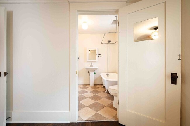 Building Photo - Georgia Street