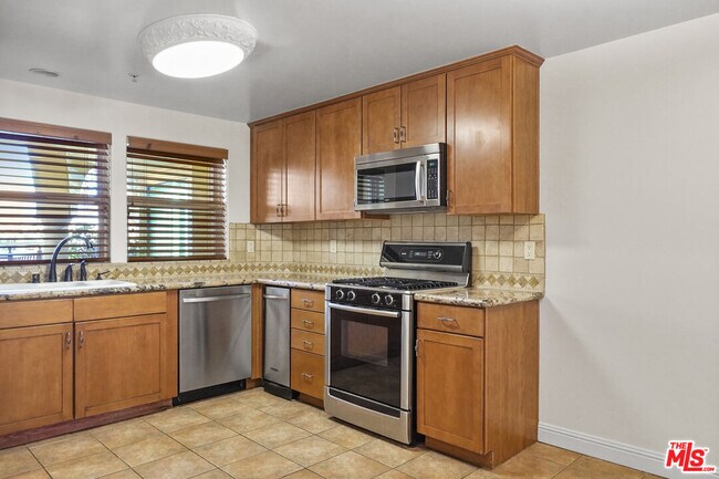 Building Photo - 1050 N Edinburgh Ave