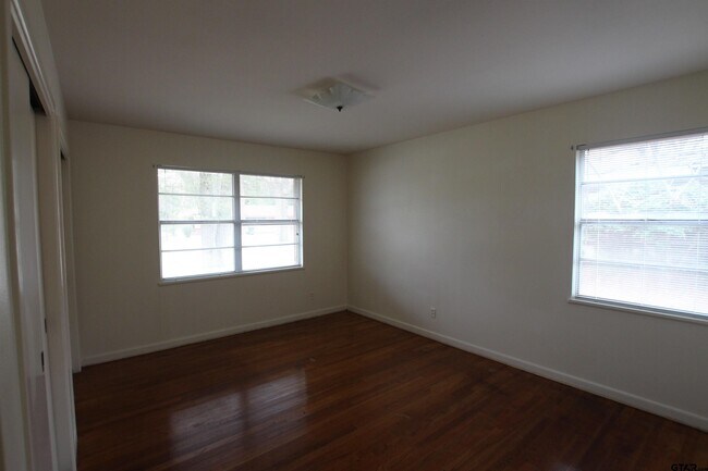 Building Photo - 2725 Tanglewood Dr