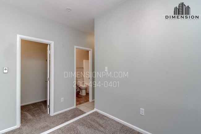 Building Photo - Beautifully Remodeled Studio in a Prime Lo...