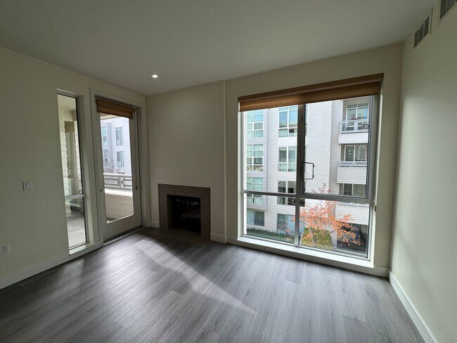 Building Photo - Beautiful third level 2 bedroom condo in the Mercer