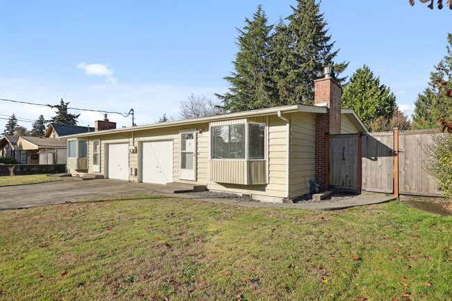 Building Photo - Move in ready! Charming Duplex in Tumwater...