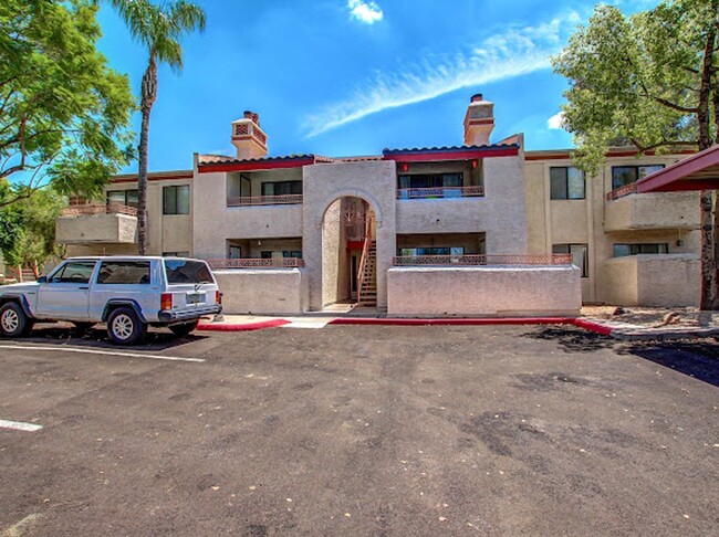 Building Photo - Discover Scottsdale Living at Its Finest!