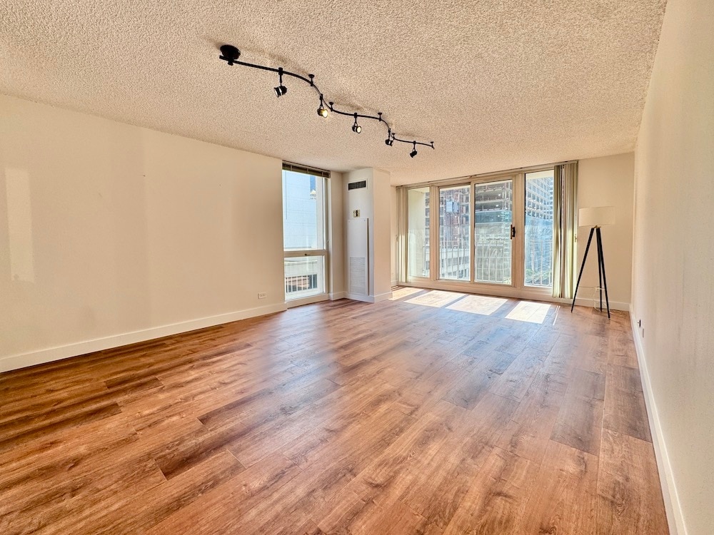Building Photo - 200 N Dearborn St