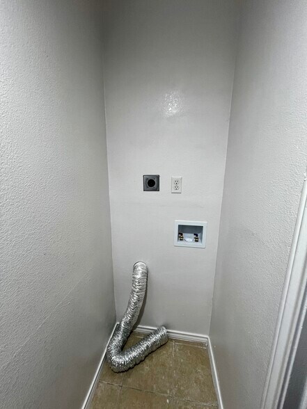 Building Photo - 2656 Malta St