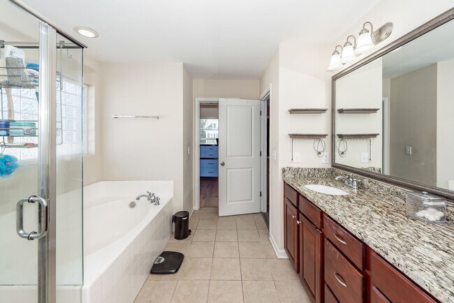 Building Photo - 4 Bedroom, 2.5 Bathroom Home in Brownswood...