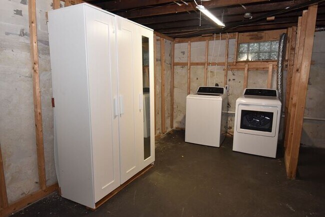 Building Photo - Central Mishawaka- close to Parks and Down...