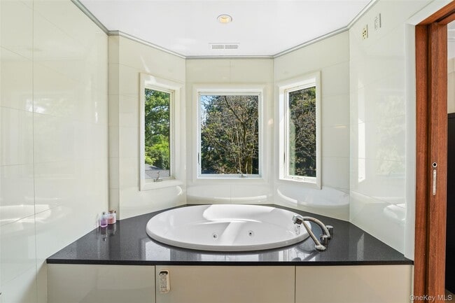 Building Photo - 2 Hudson St