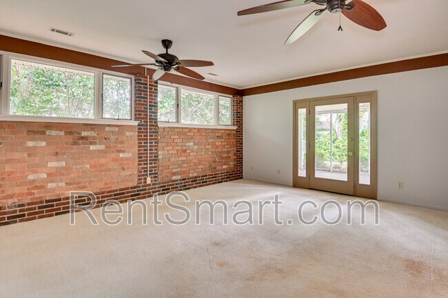 Building Photo - 202 Spring Dr