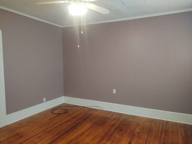 Building Photo - 4 bedroom 2 bathroom pet friendly house!