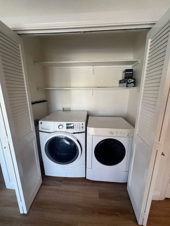 Building Photo - Huge 2 bed 2 bath condo.  2 balconies peek a boo ocean views