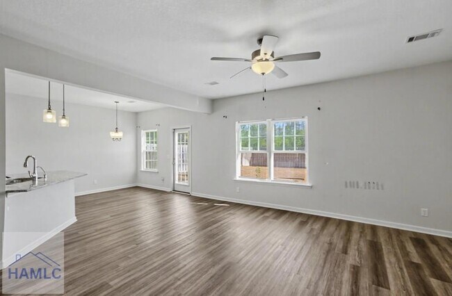 Building Photo - 121 Battalion Ln