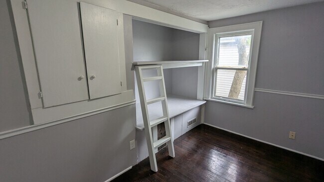 Building Photo - Charming 3-bedroom, 1-bathroom home locate...