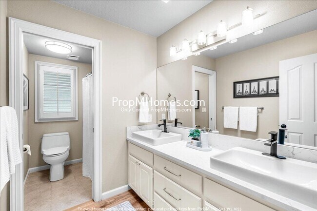 Building Photo - 17981 SW Meadowlark Ln