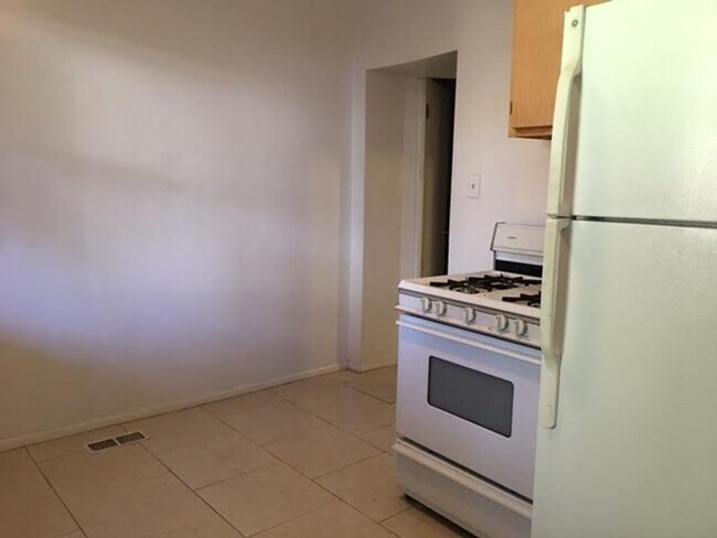 Building Photo - Private Guy Room in 5 bedroom 2 bath triplex