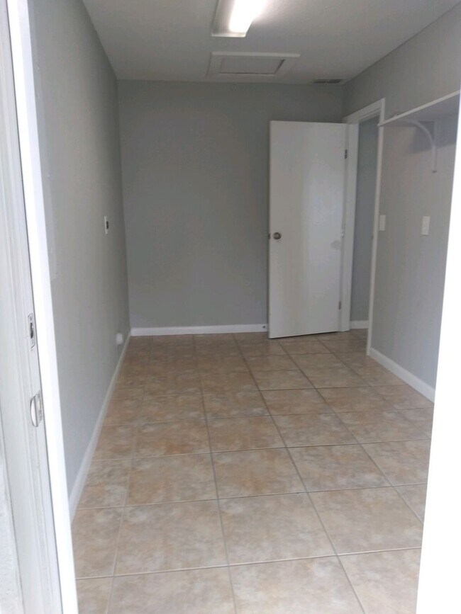 Building Photo - South Lakeland Rental!!