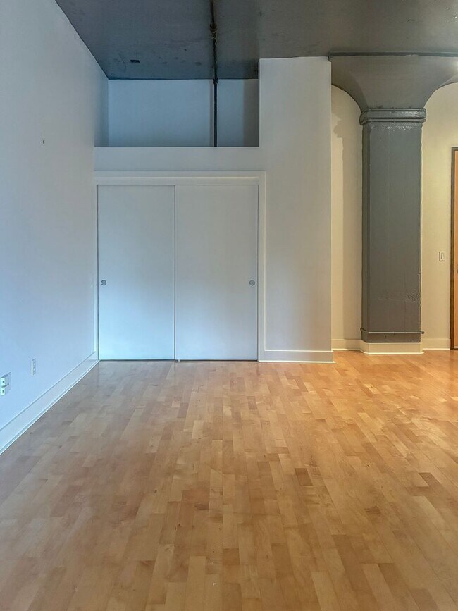 Building Photo - North Block Studio Available Now !!