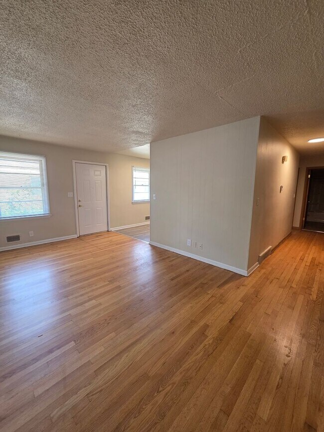 Building Photo - 4301 Eastridge Dr