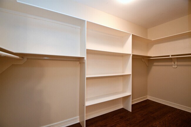 Building Photo - 5211 Holly View Dr