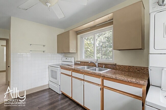 Building Photo - 2550 Woodland Dr