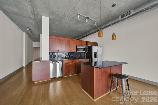 Building Photo - 505 E 6th St