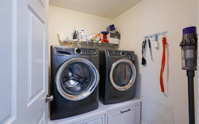 Building Photo - 3 Bed Home