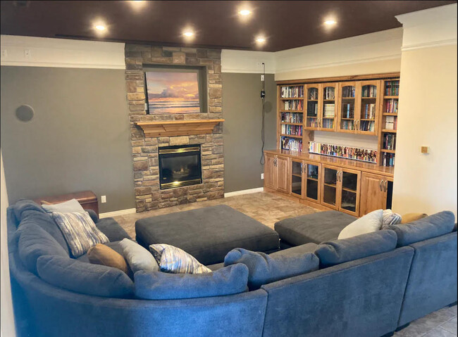 Building Photo - 2247 Country Oaks Dr
