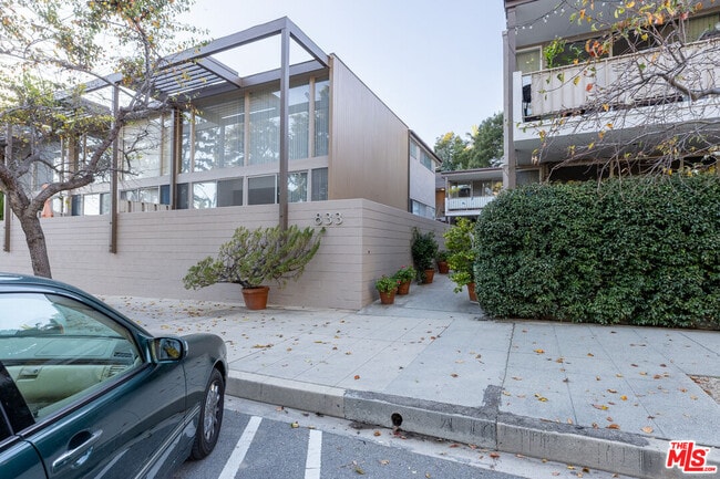 Building Photo - 833 Moraga Dr