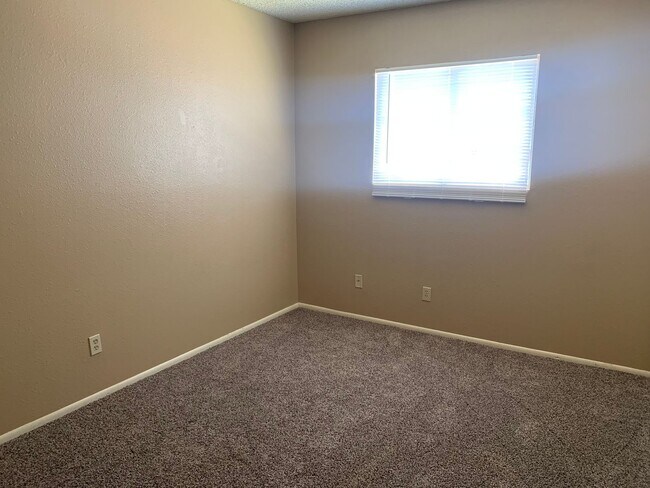 Building Photo - Cute townhome available in Mesa -- 1/2 off first month's rent